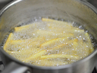 10、炸薯条,待土豆条稍凉再复炸一次