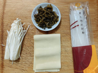 1、酸菜炖粉条,主要食材如图所示示意，没买到大东北的酸菜~就用酸菜鱼的酸菜来凑合一下了~