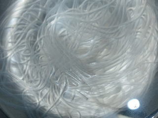 2、酸菜炖粉条,将粉条提前用热水泡软