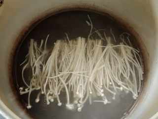 3、酸菜炖粉条,金针菇入锅中汆烫成熟