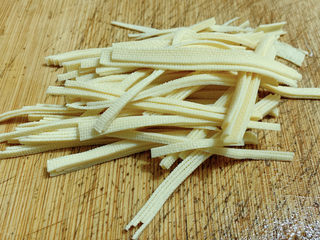 4、酸菜炖粉条,千张切丝