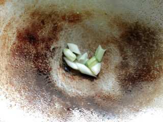 6、酸菜炖粉条,锅烧热油加葱白爆香