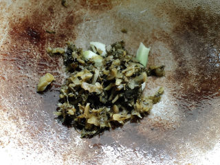 7、酸菜炖粉条,加入酸菜翻炒酸香