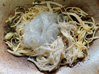 10、酸菜炖粉条,以及粉丝