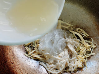 11、酸菜炖粉条,再次加入高汤或清水