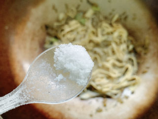 12、酸菜炖粉条,加小半勺盐调味