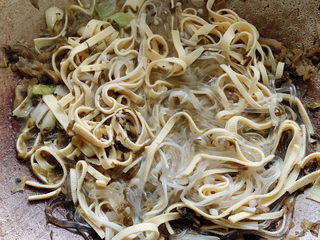 13、酸菜炖粉条,小火慢炖，汤汁有所收缩后