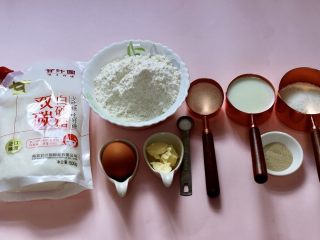 1、椰蓉奶香面包圈,首先备齐所有的食材并称重。