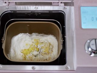 3、椰蓉奶香面包圈,启动面包机的和面程序。