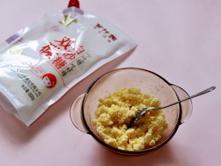 7、椰蓉奶香面包圈,利用这时间做椰蓉馅，将黄油隔水融化，加入椰蓉，白砂糖，蛋黄，用小勺拌均匀即可。