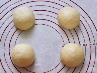 8、椰蓉奶香面包圈,醒发好的面团不回缩，不反弹即为发酵完成，把面团分割4等份。