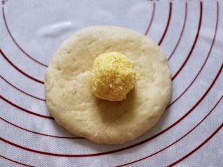 11、椰蓉奶香面包圈,取一个面团擀成圆形，中间放上称好的椰蓉馅。