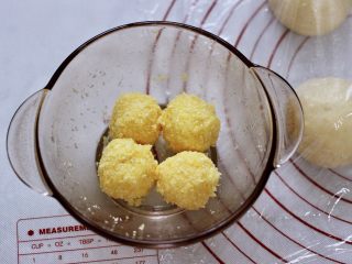 10、椰蓉奶香面包圈,把搅拌好的椰蓉馅用手揉成4个圆球。