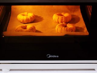 18、椰蓉奶香面包圈,发酵至两倍大时表面刷稀蛋液，放入上火175度下火170度的烤箱中层，烤15分钟即可。