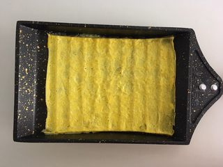 1、沙拉花束,鸡蛋打散煎成蛋皮，最好有方锅，没有的就剪好裁一下