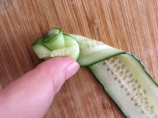 9、沙拉花束,卷一点，再把瓜条向后折一下，继续卷，重复动作直至卷完
