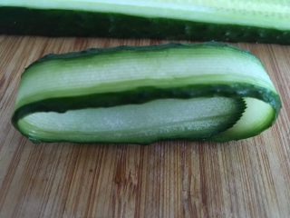 11、沙拉花束,取一条瓜片，成三等份卷起