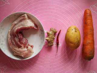 1、五花肉胡萝卜土豆焖饭,食材大集合
