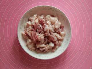 2、五花肉胡萝卜土豆焖饭,五花肉洗净沥水后,切小块,备用