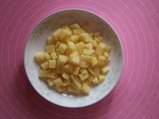 3、五花肉胡萝卜土豆焖饭,土豆削皮洗净切丁,备用