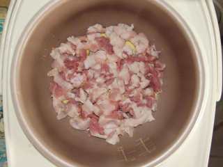 7、五花肉胡萝卜土豆焖饭,将五花肉均匀铺在姜片上