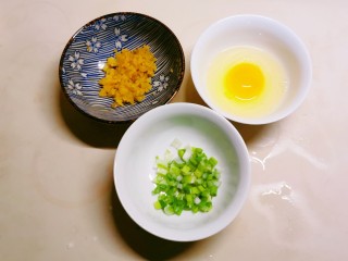 5、玉米渣煎饼,葱切碎 榨菜切碎 鸡蛋打散