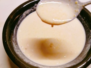 7、玉米渣煎饼,倒入清水 搅拌成糊