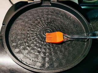 8、玉米渣煎饼,煎烤机预热 刷一层油