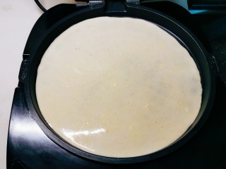 9、玉米渣煎饼,倒入面糊 薄薄一层就好  上下盘同时加热