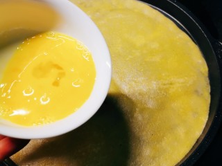 10、玉米渣煎饼,面皮成型 起鼓  倒入鸡蛋液 关掉上盘