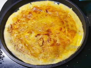 13、玉米渣煎饼,翻面 刷上甜面酱