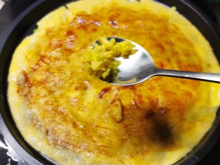 14、玉米渣煎饼,撒上榨菜碎