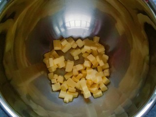 3、蔓越莓饼干,黄油切小丁室温软化