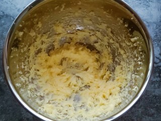 5、蔓越莓饼干,用打蛋器搅打至体积蓬松