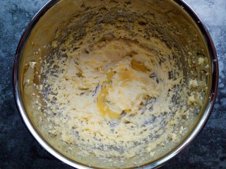 6、蔓越莓饼干,分两次加入鸡蛋液，搅打均匀