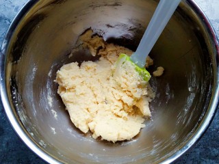 8、蔓越莓饼干,用刮刀拌均匀