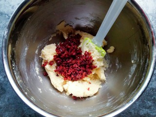 9、蔓越莓饼干,加入提前准备好的蔓越莓碎