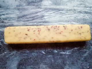 11、蔓越莓饼干,将面团整形成长方形的形状，包上保鲜膜，放入冰箱冷藏1小时