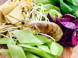 2、麻辣烫,把自己喜欢的材料洗净切成薄片