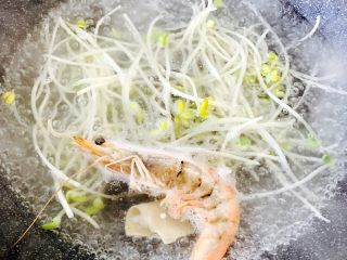 4、麻辣烫,锅中倒入适量清水烧开后、加一勺盐、把所有的材料都焯一下水、如图