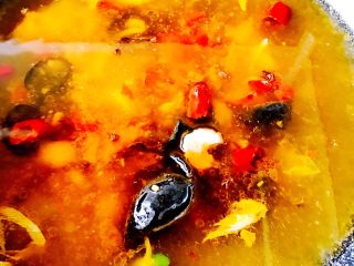 6、麻辣烫,爆香葱姜后、加入生抽、盐、鸡精、倒入适量清水烧开