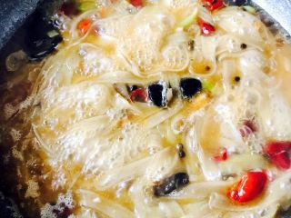 8、麻辣烫,煮开锅的宽粉条、看颜色变透明了即可