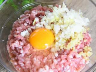 1、肉馅塞豆腐,钞票塞钱包,吃了这道菜钱包鼓鼓!,倒入10g姜末、20g圆葱末、1个鸡蛋、15g料酒、1g盐,搅拌均匀