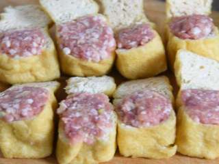 3、肉馅塞豆腐,钞票塞钱包,吃了这道菜钱包鼓鼓!,将肉馅塞入