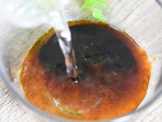 4、肉馅塞豆腐,钞票塞钱包,吃了这道菜钱包鼓鼓!,碗中倒入20g生抽、2g盐、5g糖、适量清水搅拌均匀