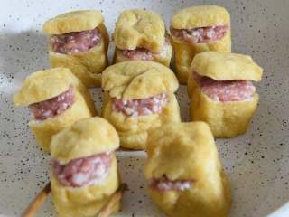 5、肉馅塞豆腐,钞票塞钱包,吃了这道菜钱包鼓鼓!,用油刷刷下油锅,放入油方煎一下