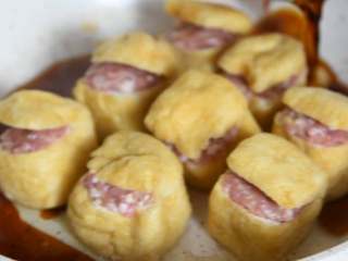 6、肉馅塞豆腐,钞票塞钱包,吃了这道菜钱包鼓鼓!,倒入调料汁