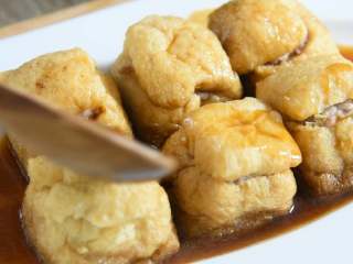 8、肉馅塞豆腐,钞票塞钱包,吃了这道菜钱包鼓鼓!,开盖后盛盘,再淋上锅中汤汁