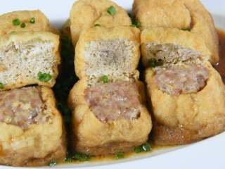 9、肉馅塞豆腐,钞票塞钱包,吃了这道菜钱包鼓鼓!,撒上葱花即可