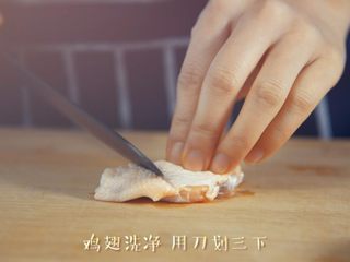 2、不炸不烤，告诉你什么才是完美的鸡翅做法,在鸡翅上用刀划几刀，不仅好看，而且可以入味哟~
